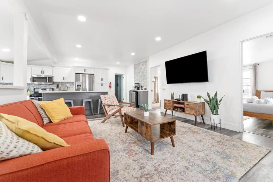 Casa Blanca Modern Home with Hot Tub, Walkable to town House in Joshua Tree