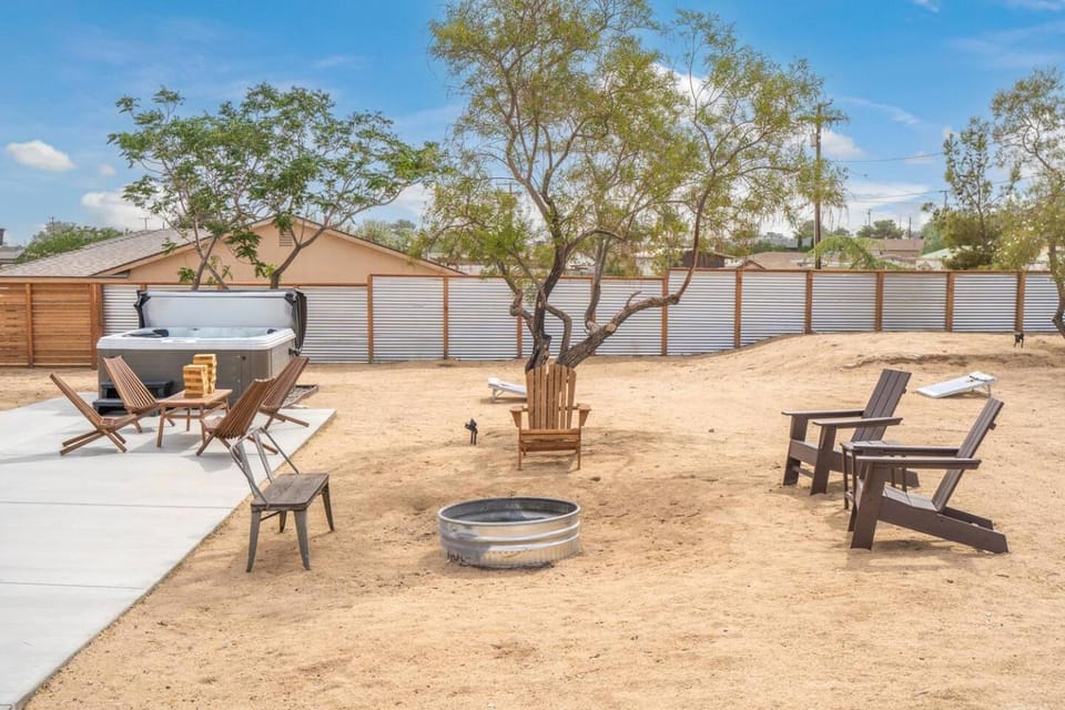 Casa Blanca Modern Home with Hot Tub, Walkable to town House in Joshua Tree