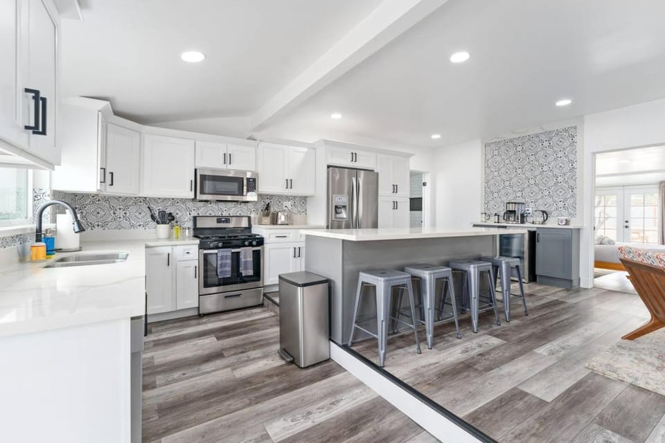 Casa Blanca Modern Home with Hot Tub, Walkable to town House in Joshua Tree