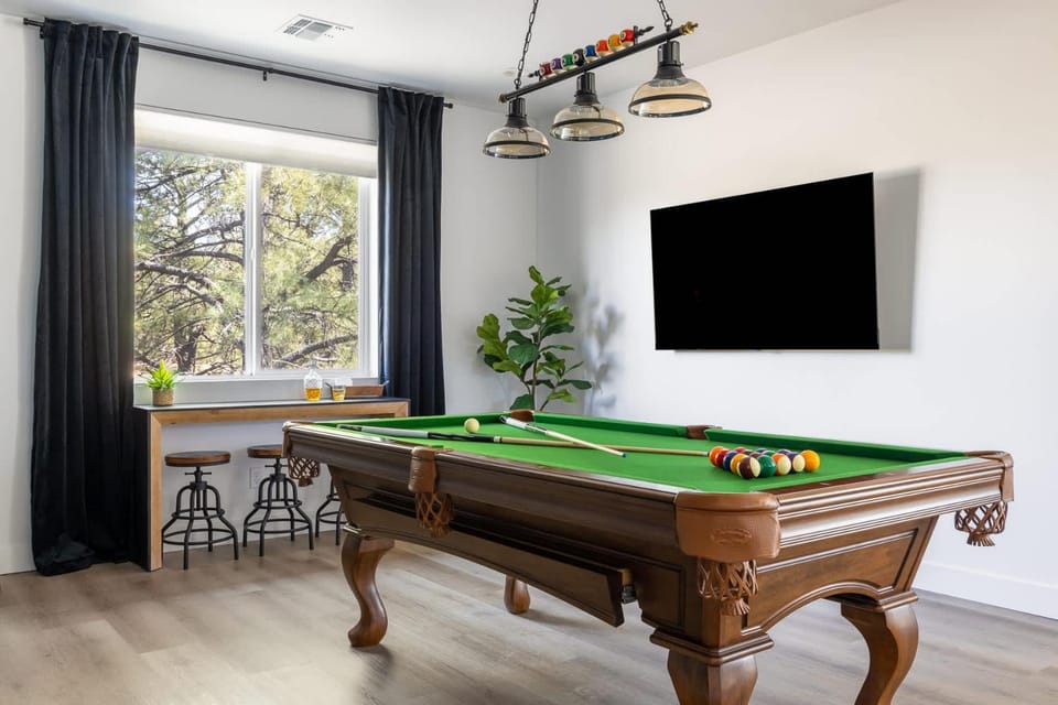 Luxe Mountain Escape Hot Tub & Pool Table House in Flagstaff
