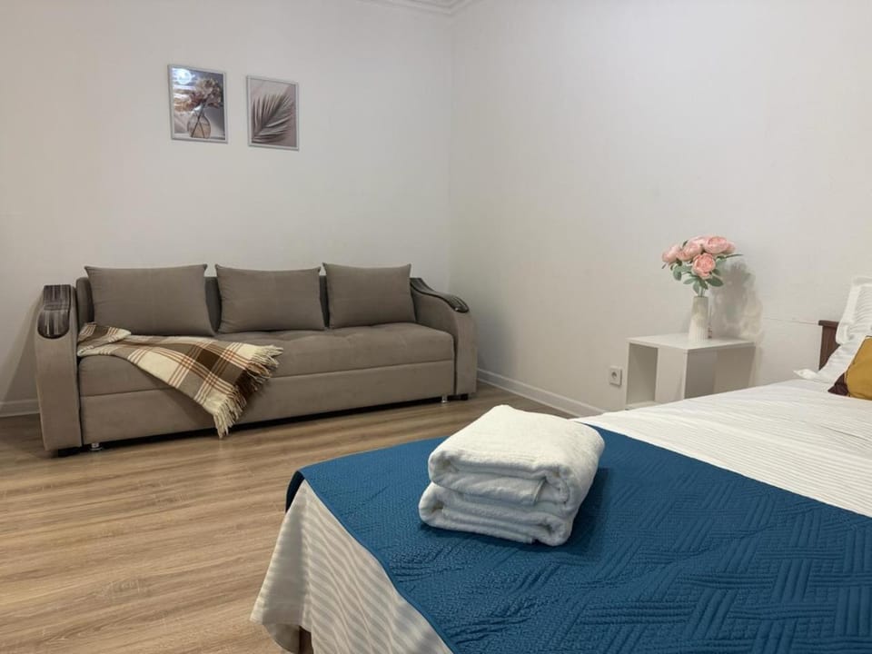 Bed, Living room, Photo of the whole room, Seating area, Bedroom, towels