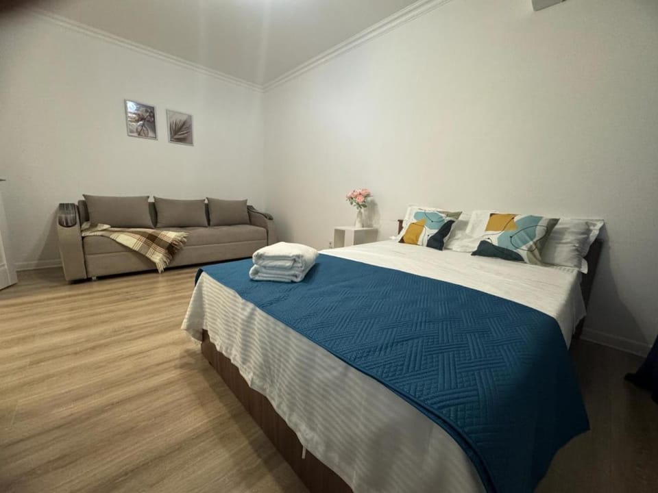 Bed, Living room, Photo of the whole room, Seating area, Bedroom