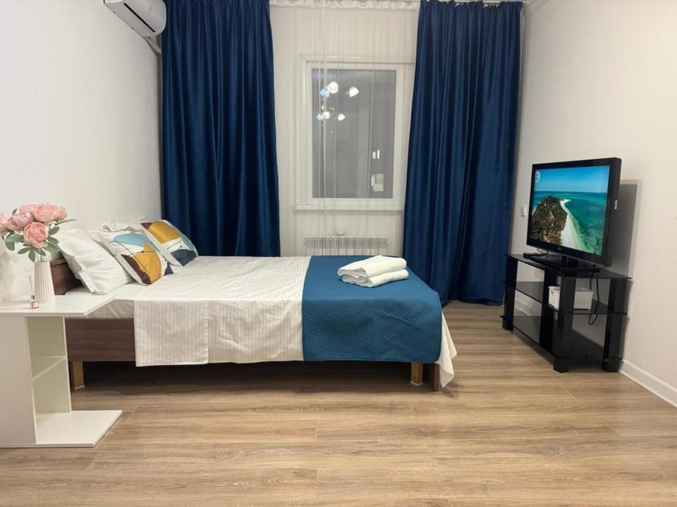Bed, TV and multimedia, Photo of the whole room, Bedroom
