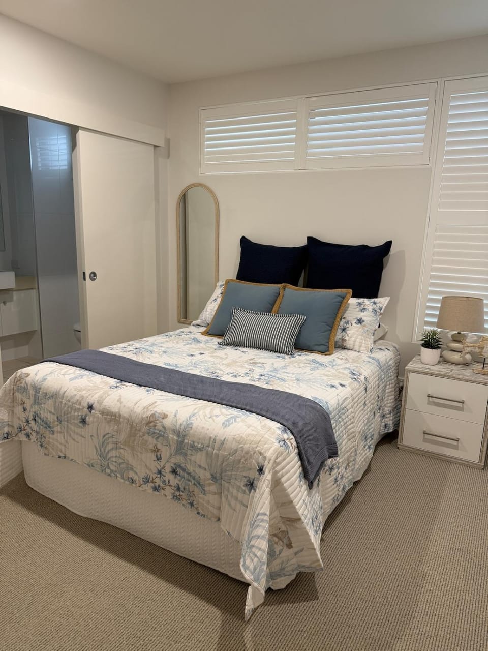 Shower, Toilet, Bed, TV and multimedia, Bedroom, Sea view, towels, wardrobe, air conditioner