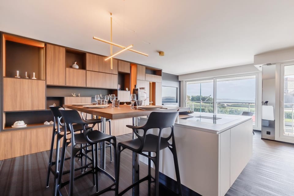 Living room, Dining area, Sea view, storage, stove