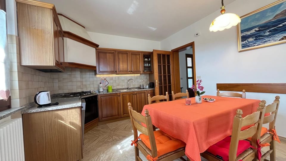 Kitchen or kitchenette, Dining area, oven, pet friendly, stove
