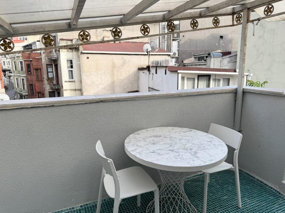 View (from property/room), Balcony/Terrace, Dining area