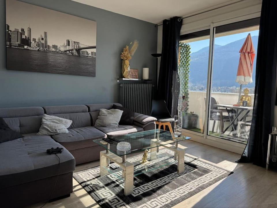 Panoramic top floor - Mountain view - 6 people 2 chambres Apartment in Grenoble