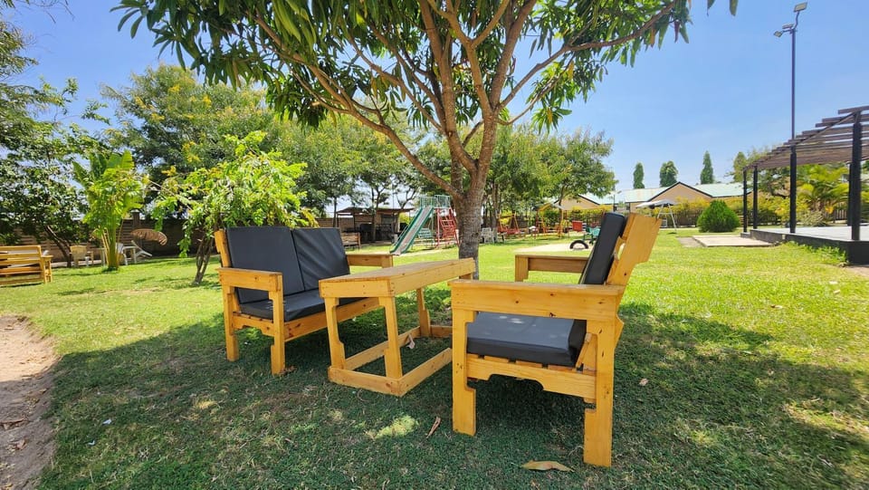 Restaurant/places to eat, Garden, Lounge or bar