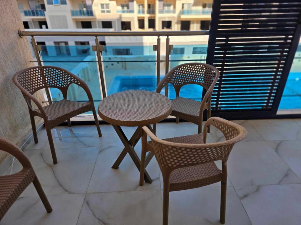 ابراج الداون تاون العلمين الجديده اطلاله البحر والبلااز بجوار فندق ريكسوس العلمين Apartment in Egypt