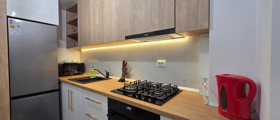 Coffee/tea facilities, Kitchen or kitchenette, oven, stove