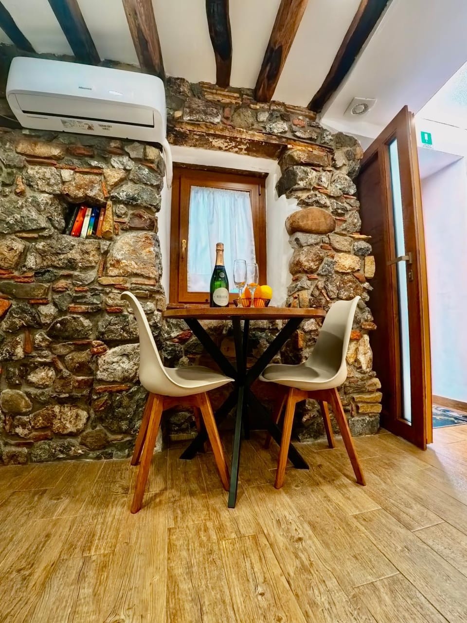 Seating area, Dining area, air conditioner