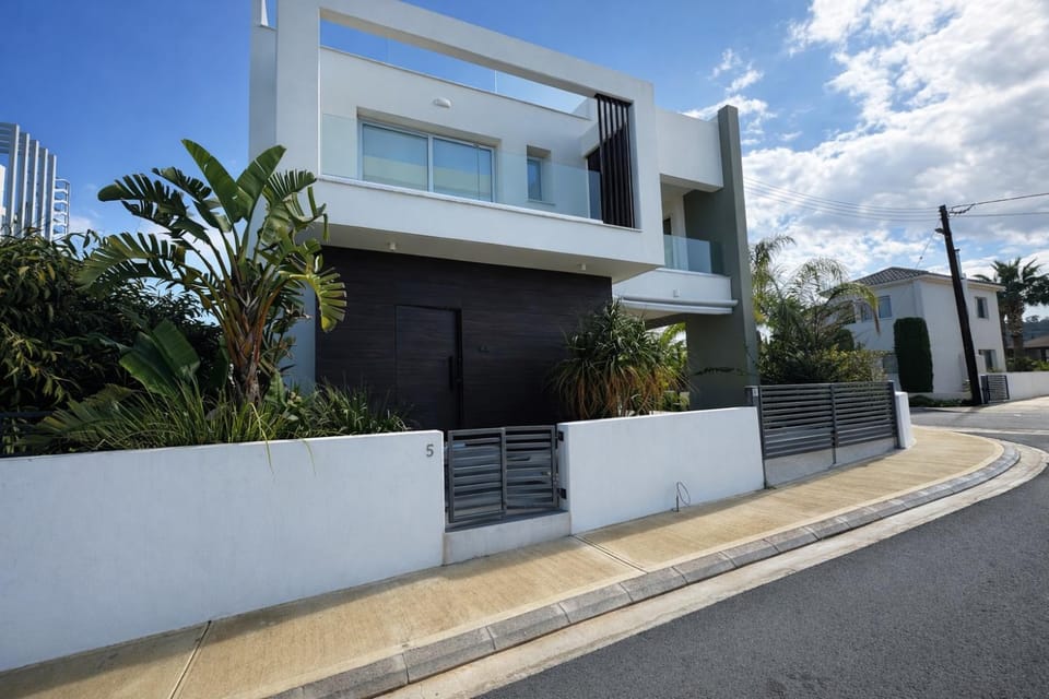 Property building, Neighbourhood