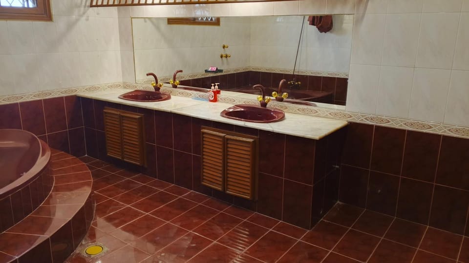 Family Guest House Bed and Breakfast in Karachi