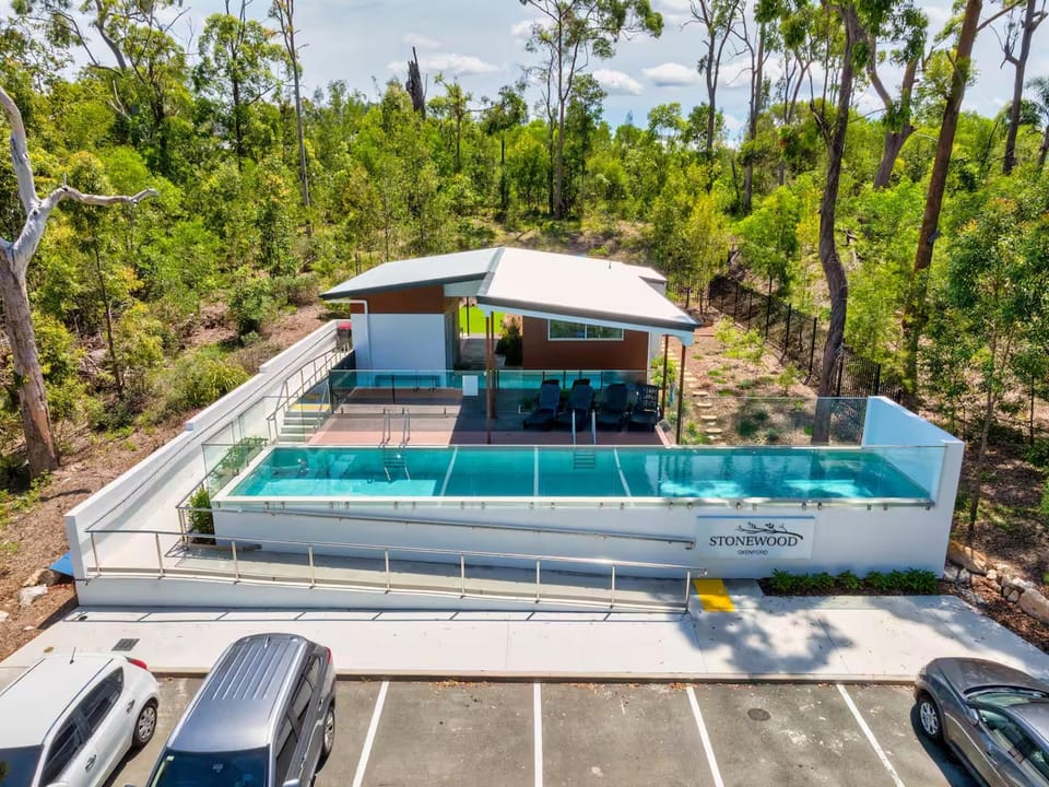 Property building, Day, Pool view, Swimming pool, Parking, sunbed