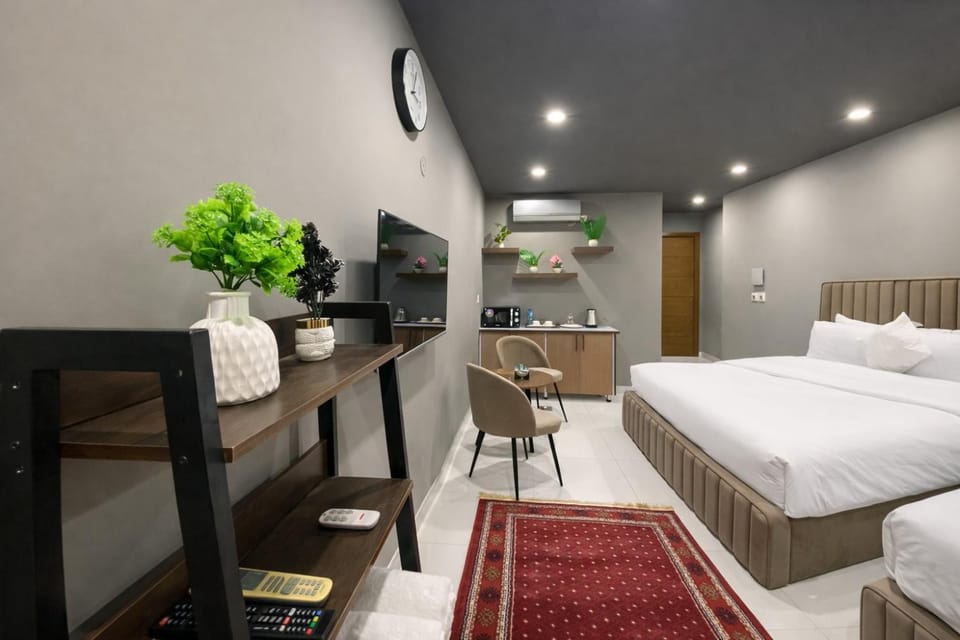 Bed, TV and multimedia, Kitchen or kitchenette, Photo of the whole room, Seating area, Bedroom, minibar