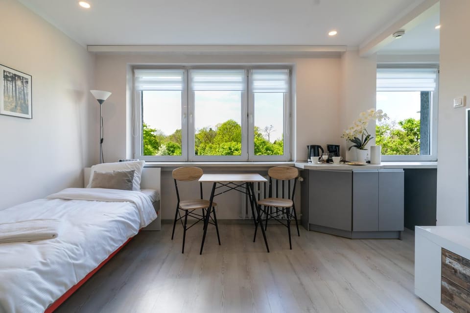 Bed, Photo of the whole room, Dining area, Bedroom, towels