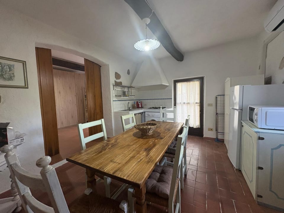 Kitchen or kitchenette, Dining area, stove