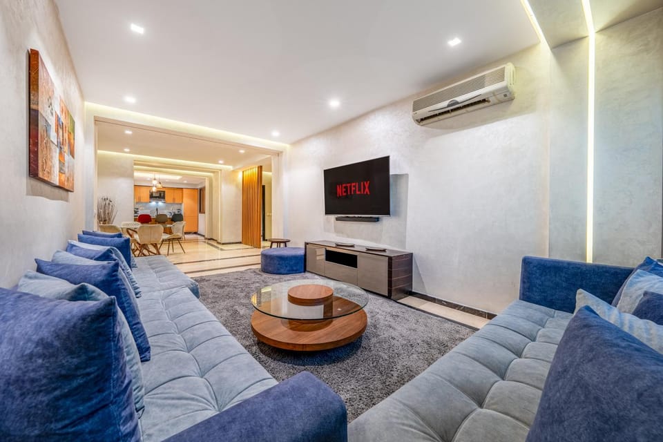 Communal lounge/ TV room, TV and multimedia, Living room, Seating area, Evening entertainment, air conditioner