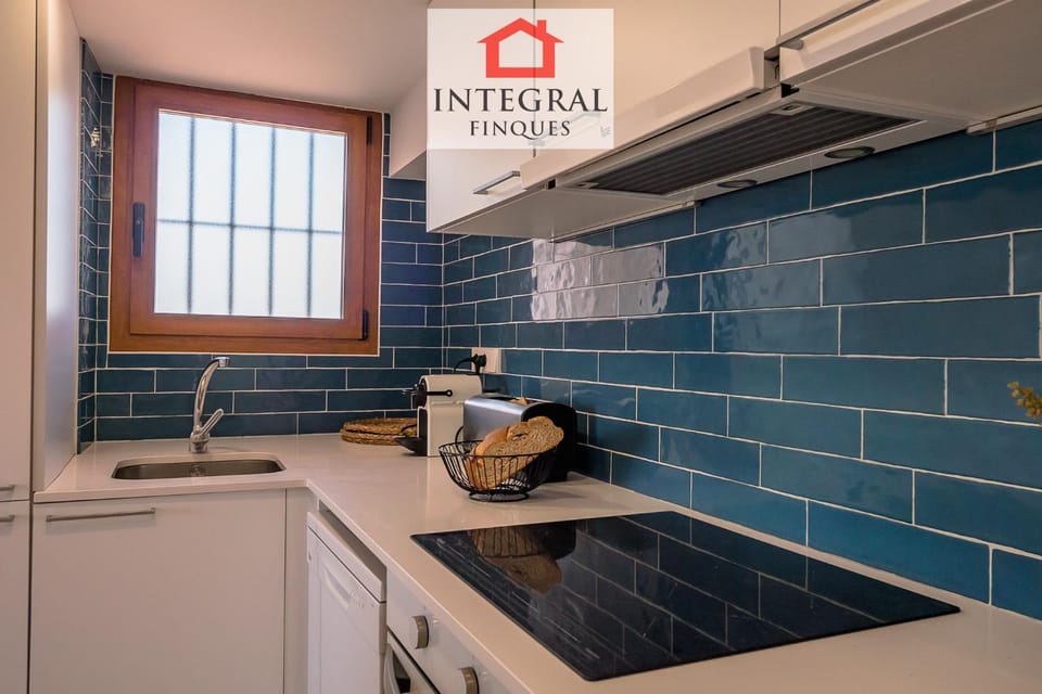 Coffee/tea facilities, Decorative detail, dishwasher, microwave, oven, stove, toaster, kitchen
