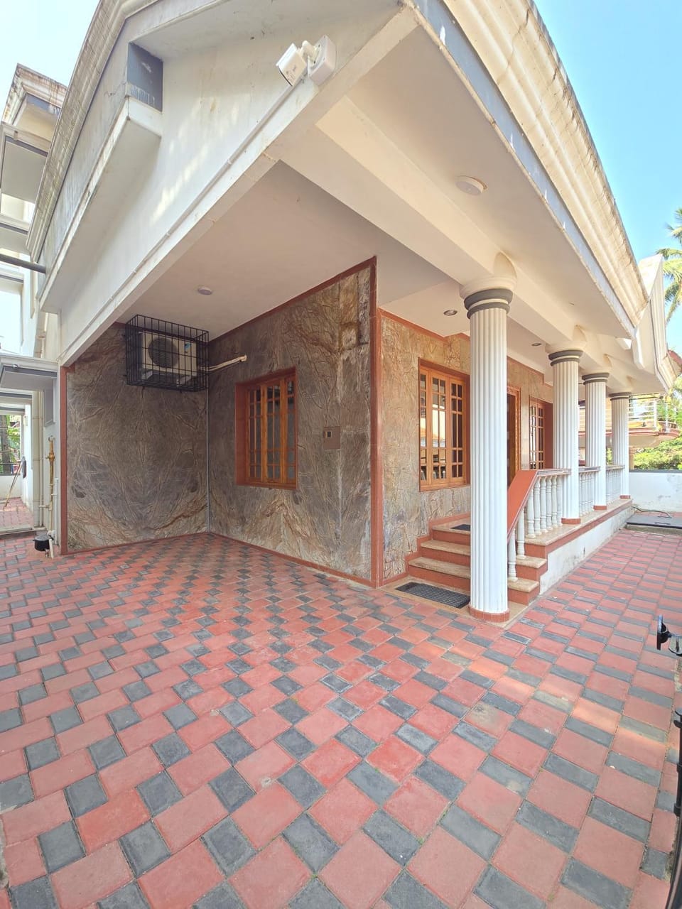 Property building, Facade/entrance, Day