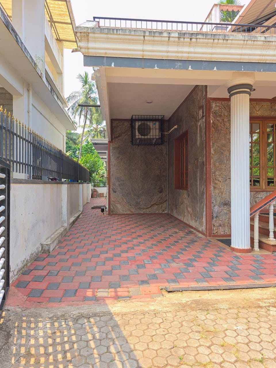 Property building, Facade/entrance, Day