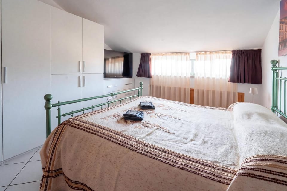 Bed, Bedroom, towels, wardrobe