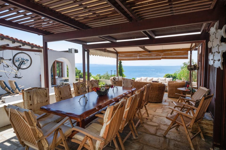 View (from property/room), Balcony/Terrace, Dining area, Sea view