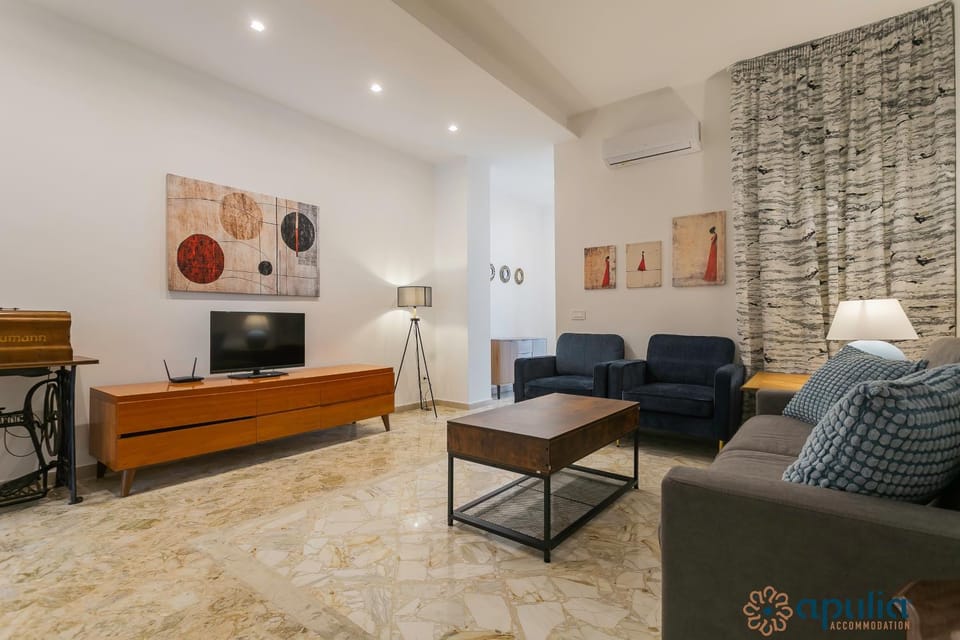 Communal lounge/ TV room, Living room, Seating area