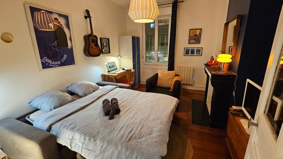 Bed, Living room, Photo of the whole room, Bedroom