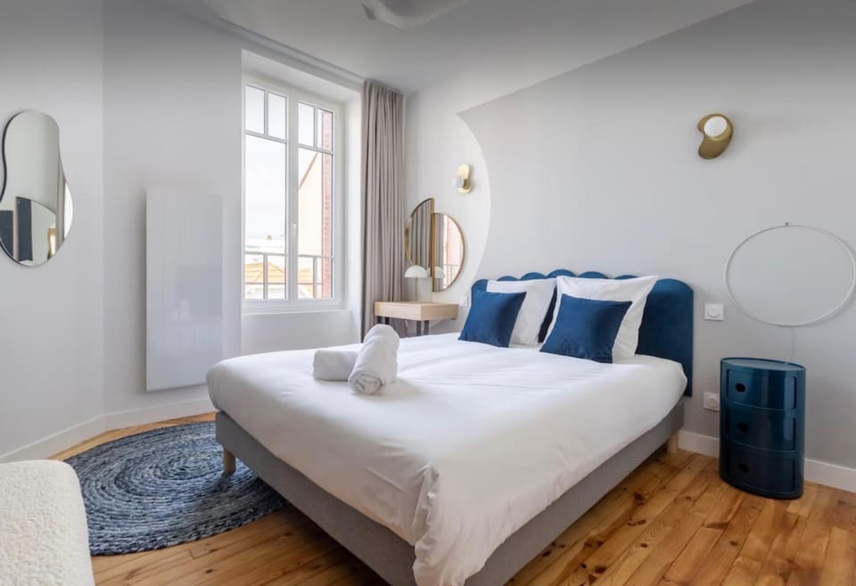 Photo of the whole room, Bedroom