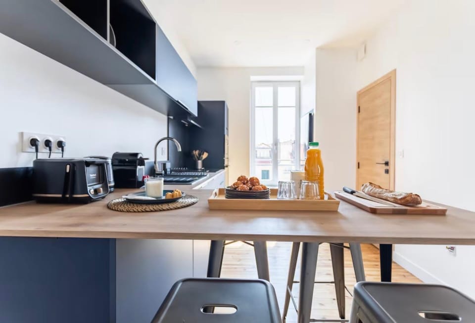 Kitchen or kitchenette, oven, stove