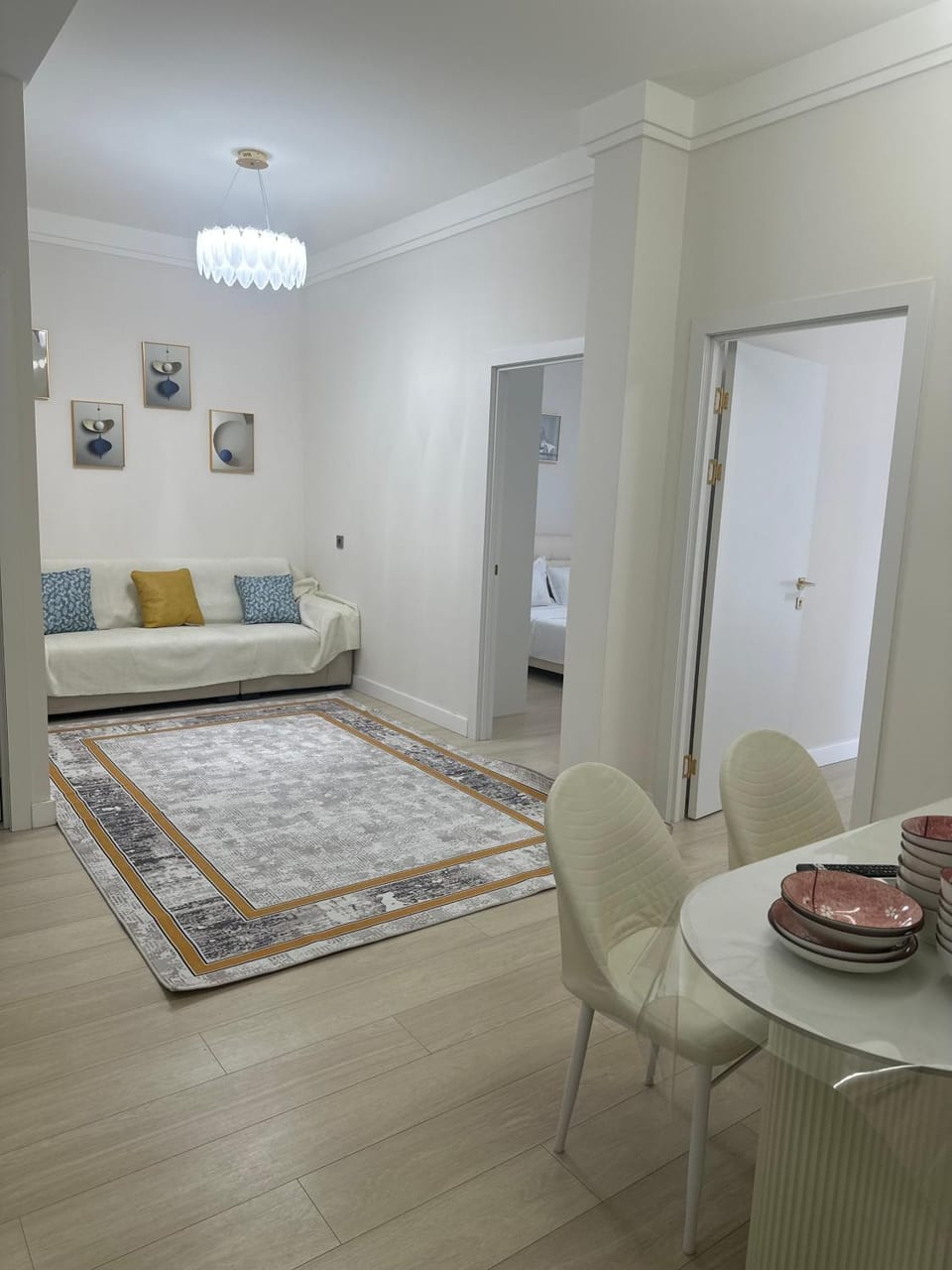 Bed, Living room, Photo of the whole room, Seating area, Dining area