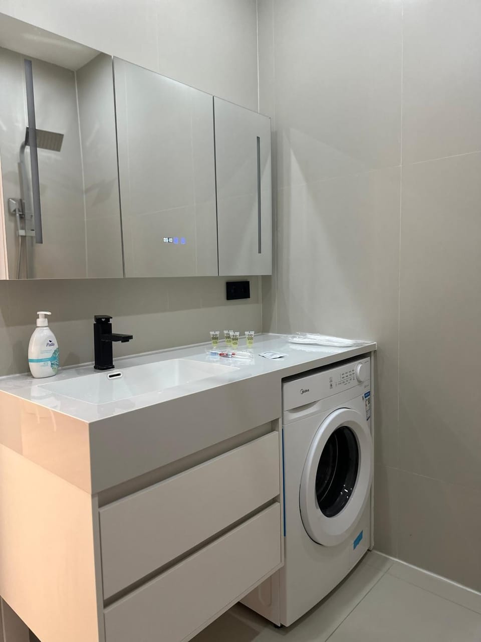 Bathroom, washing machine