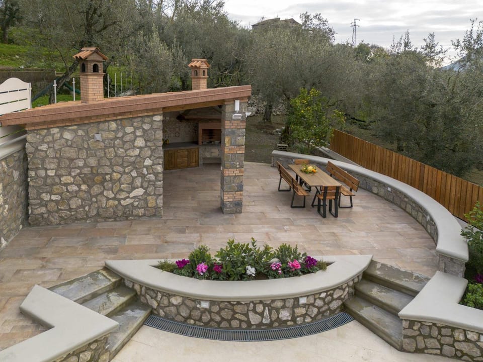 Property building, Patio, Spring, Day, Natural landscape, Garden, View (from property/room), Balcony/Terrace, Dining area, Garden view, Mountain view