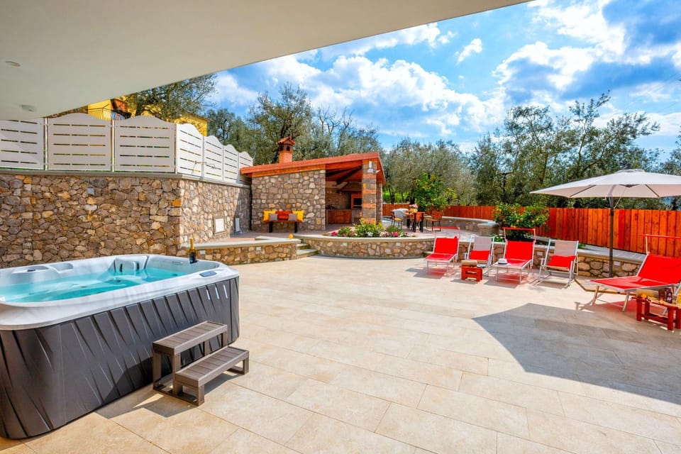Villa Hemera - Mediterranean elegance with private jacuzzi and Capri views Villa in Massa Lubrense