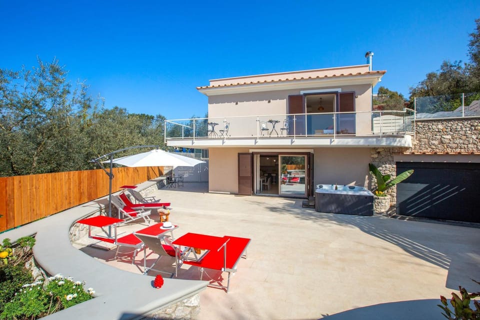 Villa Hemera - Mediterranean elegance with private jacuzzi and Capri views Villa in Massa Lubrense