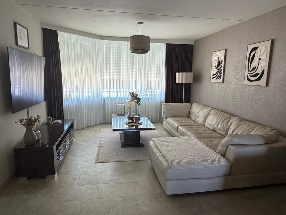 Communal lounge/ TV room, TV and multimedia, Living room, Seating area