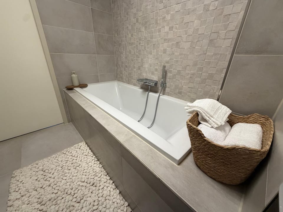 Bathroom, Bath, towels