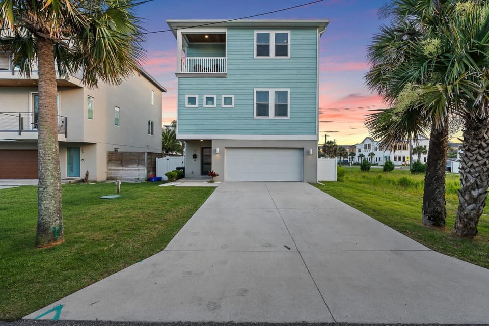 The Salty Blue l Pool l Walk to Beach House in Saint Augustine Beach
