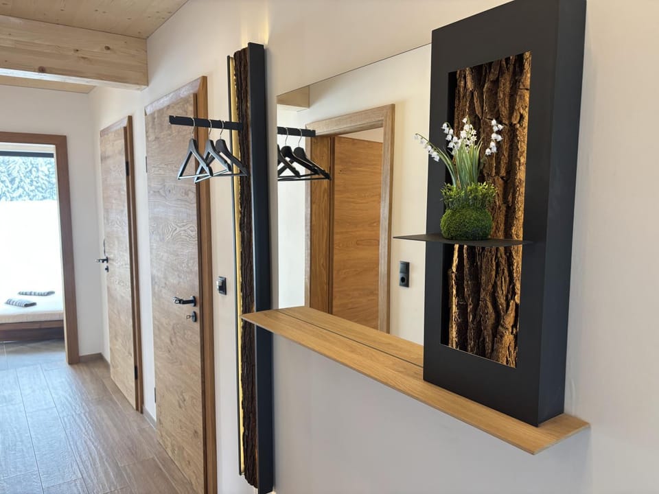 Facade/entrance, wardrobe
