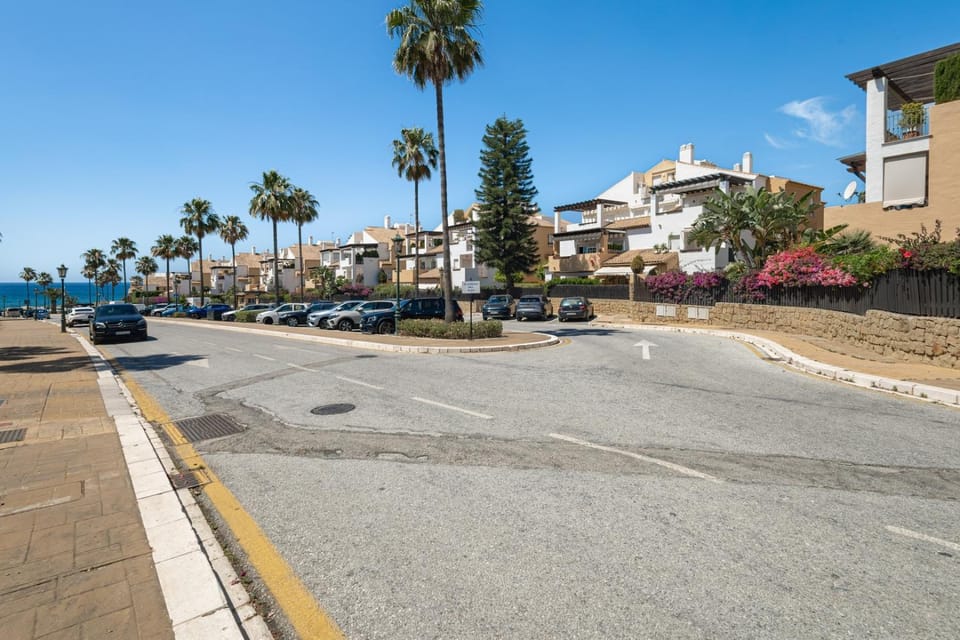 Property building, Neighbourhood, Street view, Parking