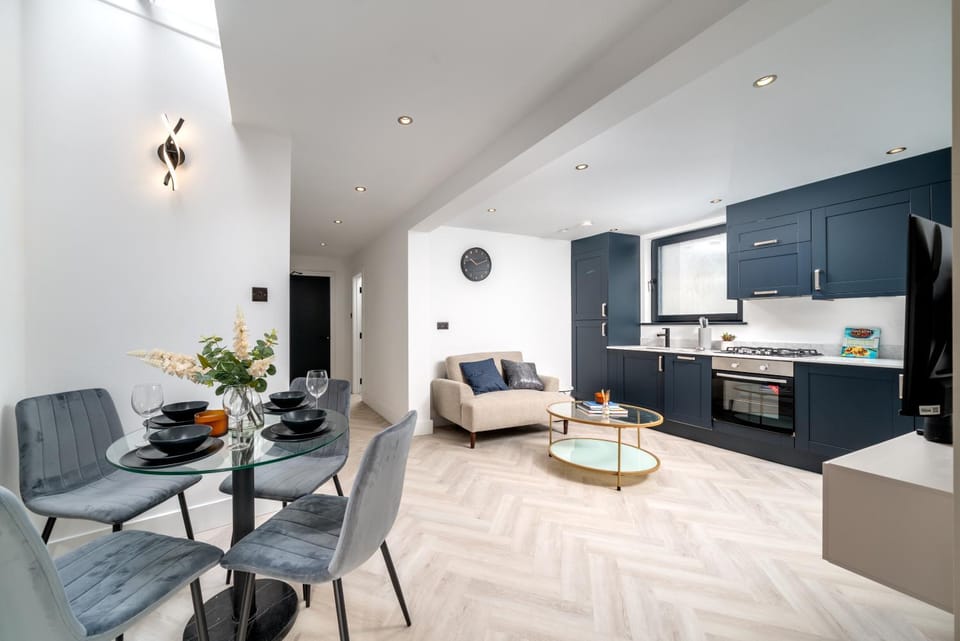 Kitchen or kitchenette, Living room, Seating area, Dining area, stove