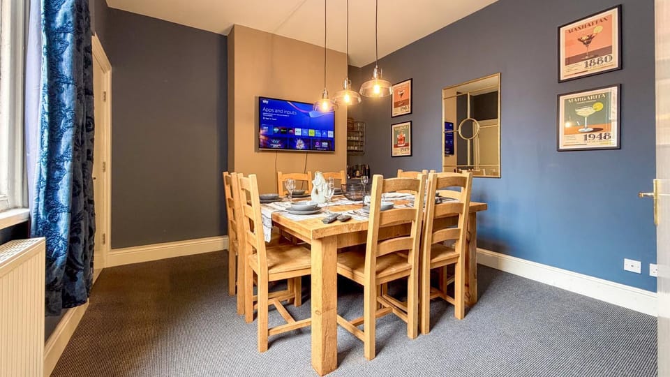 TV and multimedia, Seating area, Dining area