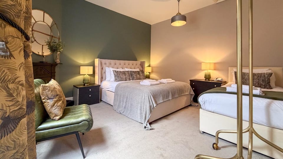 Bed, Living room, Photo of the whole room, Seating area, Bedroom