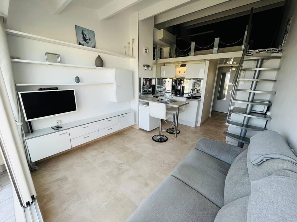 Studio mezzanine 2 couchages CAP D'AGDE NATURISME CN010-593 Apartment in Agde