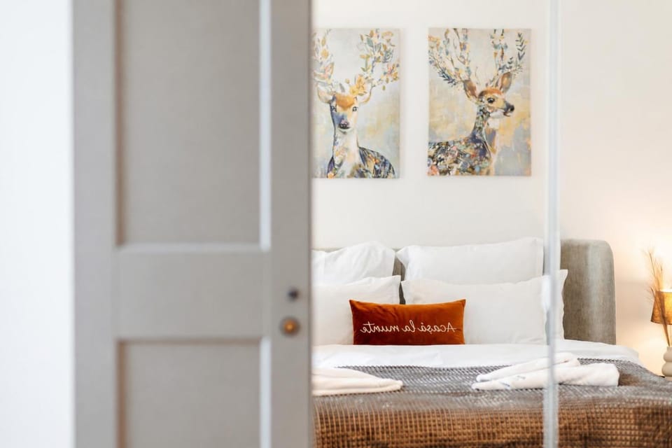 Bed, Photo of the whole room, Seating area, Bedroom