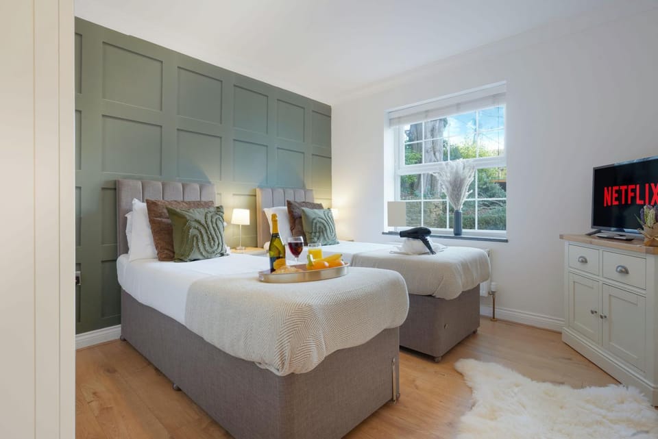 Bed, TV and multimedia, Bedroom, towels