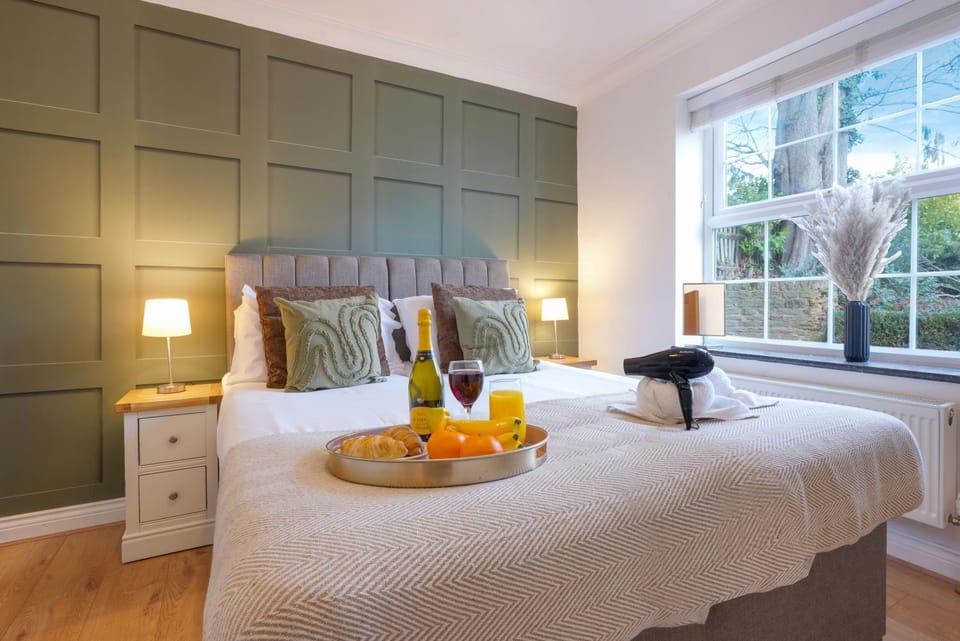 Bed, Bedroom, towels
