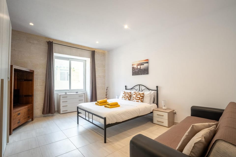 Bed, Photo of the whole room, Seating area, Bedroom, towels